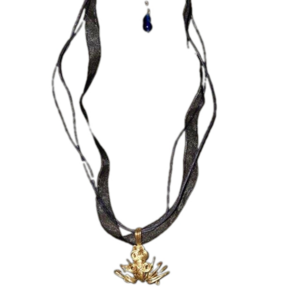 Jewelry - Gold Tone Wire Wrapped/Formed Frog on black ribbon & cord choker, NWOT